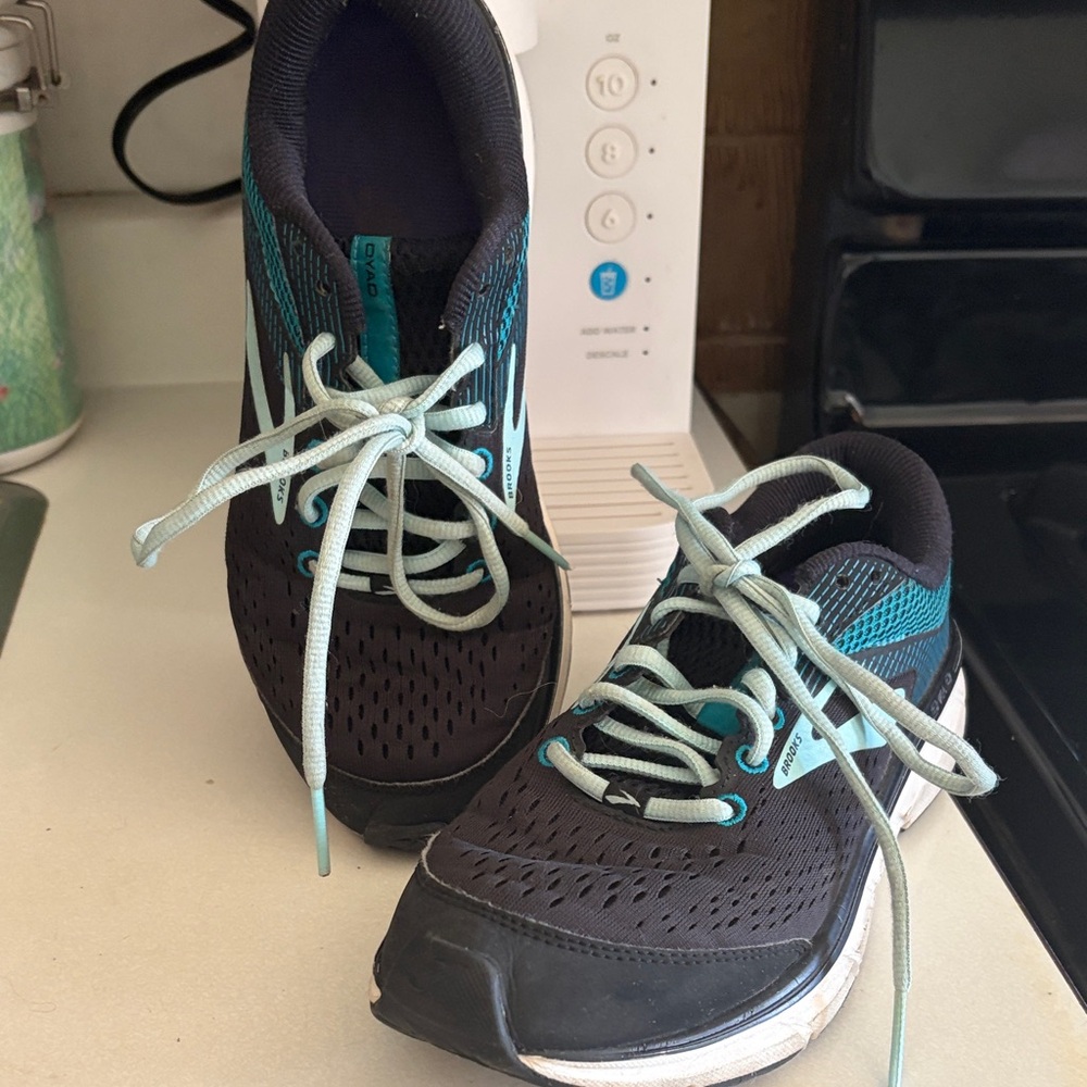 Women’s size 8 Brooks Gym shoe